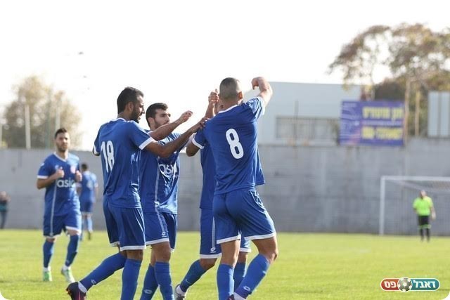 שחקני חדרה חוגגים מול באקה (וואסים מוואסי)